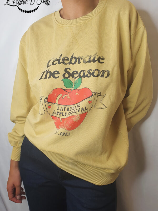 Sweat jaune avec imprimé sur l’avant du produit. Vous pouvez retrouver cet article à la boutique Le Psyché D'Holly à Bordeaux.