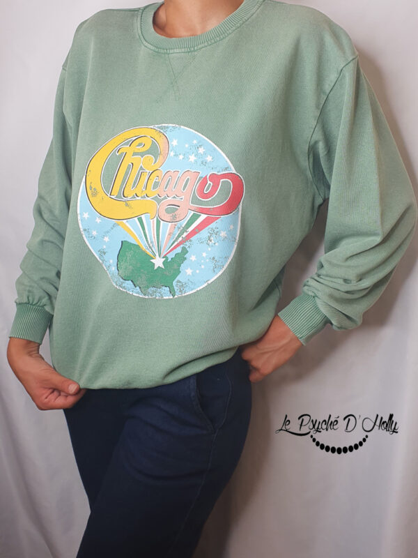 Sweat vert avec imprimé sur l’avant, vous pouvez retrouver cet article à la boutique Le Psyché D'Holly à Bordeaux.
