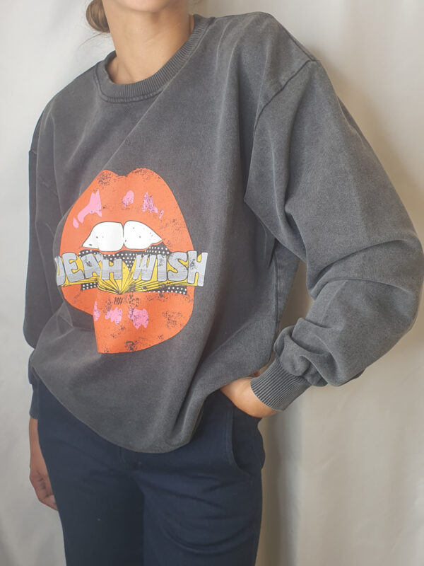 Sweat noir avec imprimé sur l’avant du produit. Vous pouvez retrouver cet article à la boutique Le Psyché D'Holly à Bordeaux.