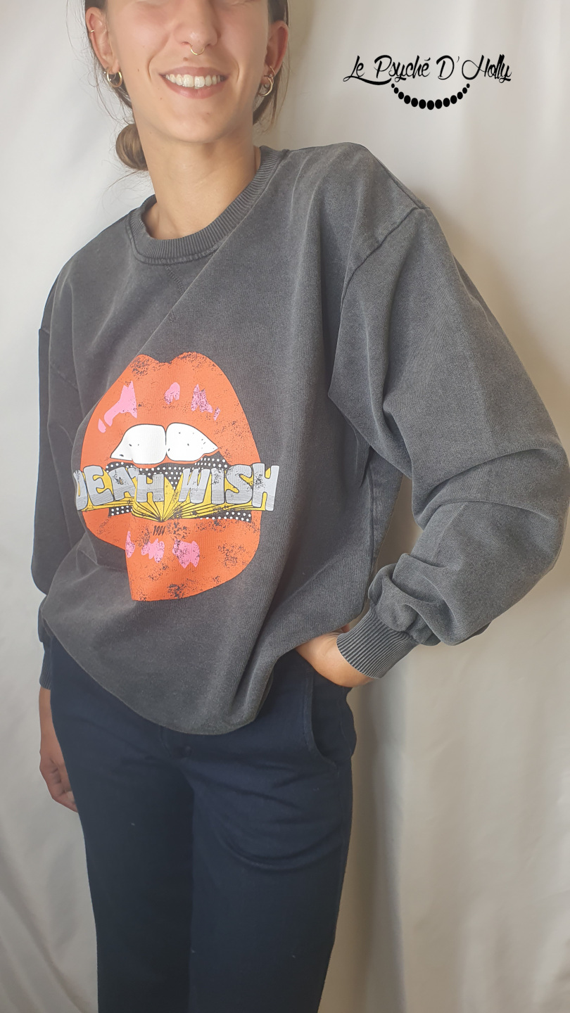 Sweat noir avec imprimé sur l’avant du produit. Vous pouvez retrouver cet article à la boutique Le Psyché D'Holly à Bordeaux.