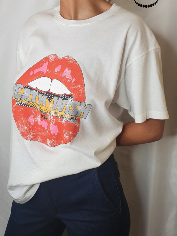 T-shirt avec imprimé sur l’avant du produit. Vous pouvez retrouver cet article à la boutique Le Psyché D'Holly à Bordeaux.