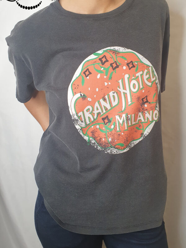 T-shirt noir avec imprimé sur l’avant du produit. Vous pouvez retrouver cet article à la boutique Le Psyché D'Holly à Bordeaux.