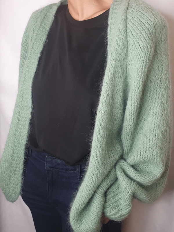 Cette image montre un Gilet tilleul (vert, gris). Vous pouvez retrouver cet article à la boutique Le Psyché D'Holly à Bordeaux.