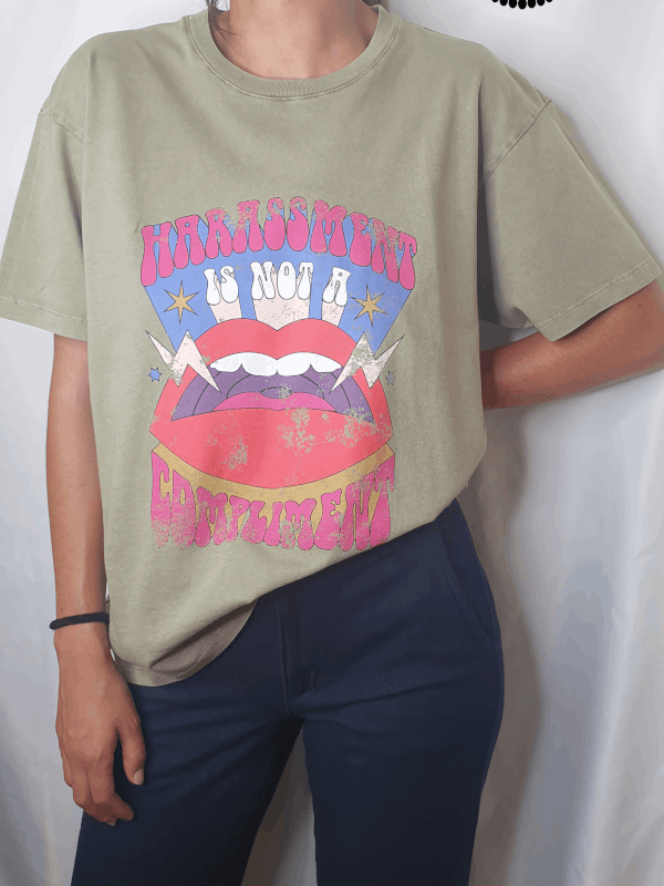 T-shirt avec imprimé sur l’avant du produit. Vous pouvez retrouver cet article à la boutique Le Psyché D'Holly à Bordeaux.